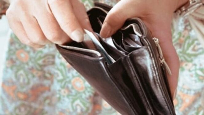 
 Dalam keadaan terpaksa, istri boleh mencuri uang suami