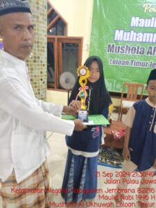Penyerahan hadiah lomba cerdas cerdas cermat
